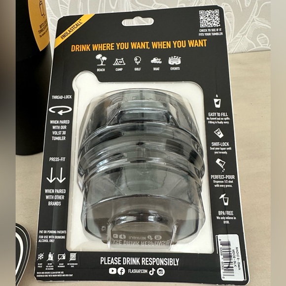 FlasKap Black Tumbler with Liquor Kap - Picture 2 of 4